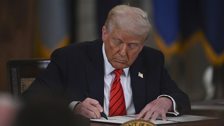 Trump, 12 yeni ülkeye yönelik tarife mektuplarını paylaştı! Tarife erteleme süresini uzatan kararnameyi imzaladı